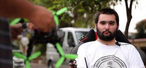 瘫痪者用VR头盔控制无人机 时速达150公里