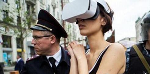 女子在俄总统府门前玩VR，最后被送进了精神病院